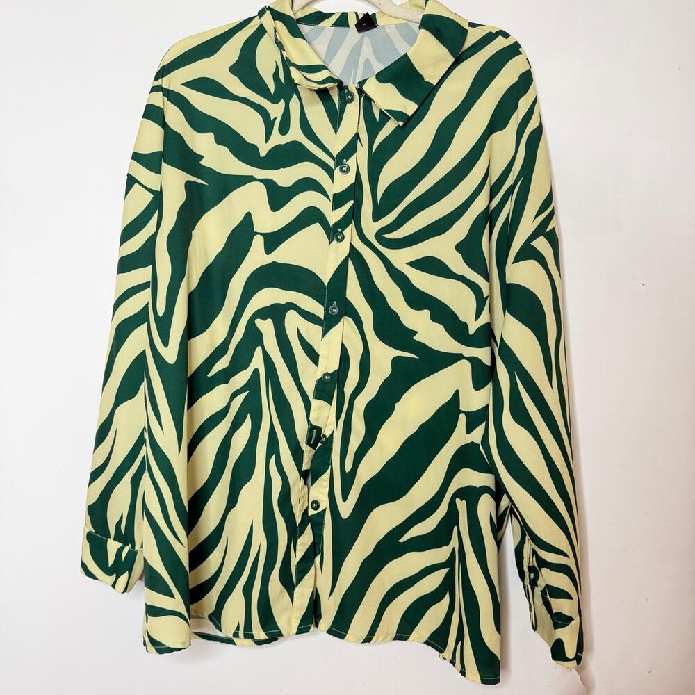 Women’s Green & White Patterned Shirt – Size XL